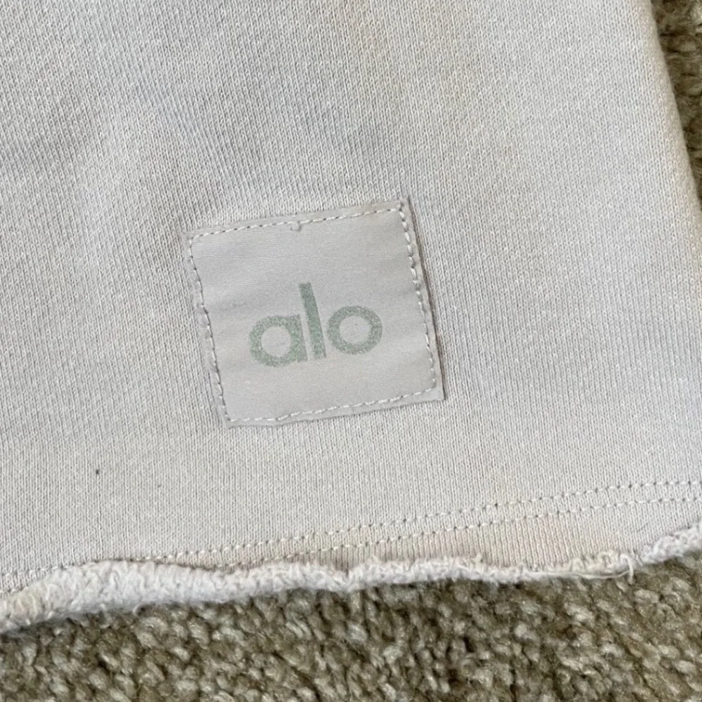 Alo Yoga Accolade Sweat Shorts Lavender Purple Cotton Fleece Raw Hem Medium - Picture 3 of 8
